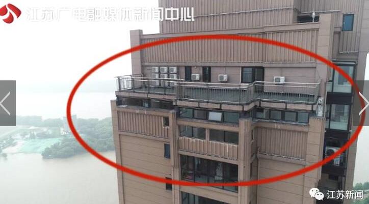 51层楼顶惊现82平米违建 小区业主瑟瑟发抖！